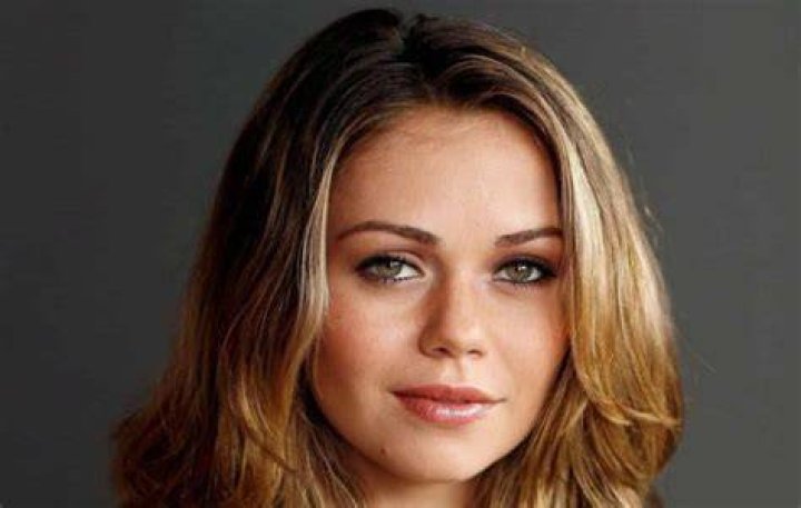 Alexis Dziena Net Worth