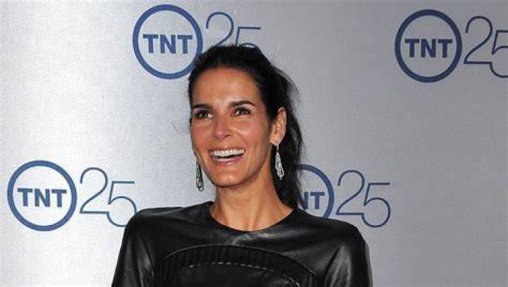 Angie Harmon Net Worth – How Much is Harmon Worth?