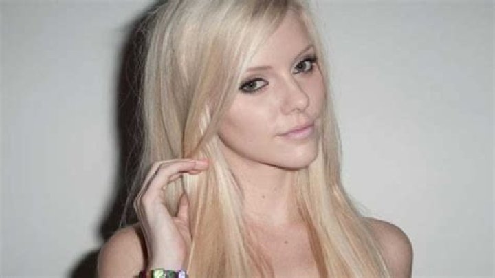 Elle Evans Net Worth