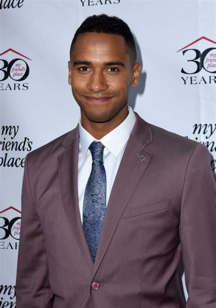 Elliot Knight Net Worth