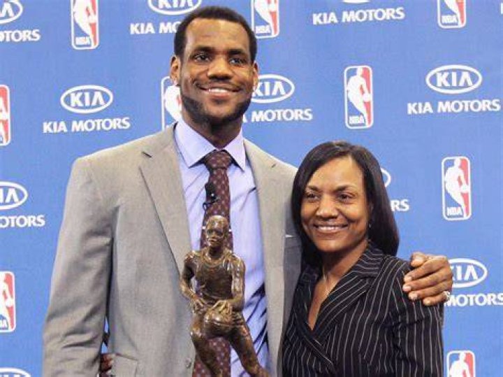Gloria James