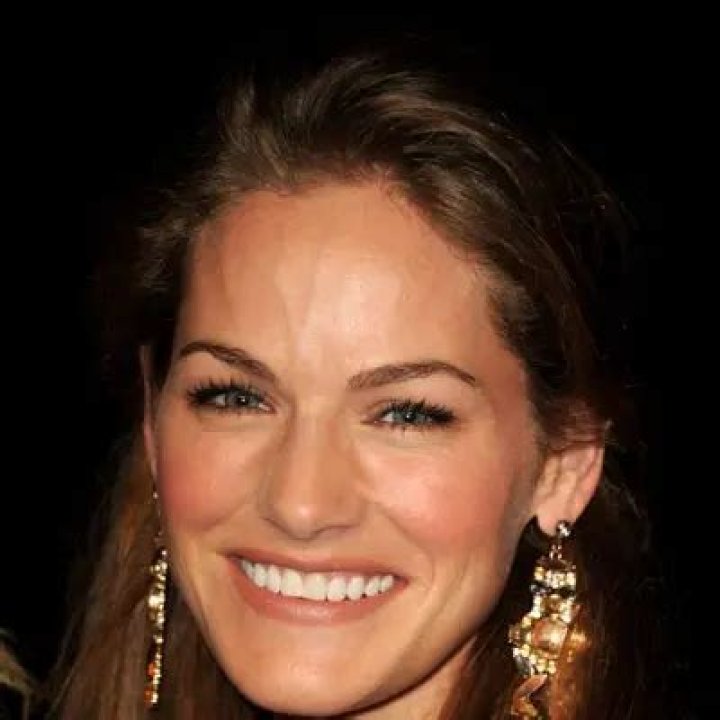 Kelly Overton Net Worth