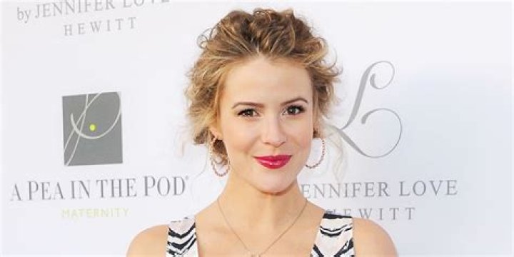 Linsey Godfrey Net Worth