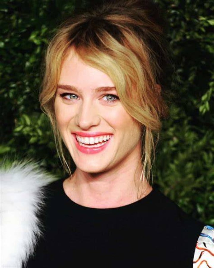 Mackenzie Davis | Bio, Age, Net Worth, Relationship, Career
