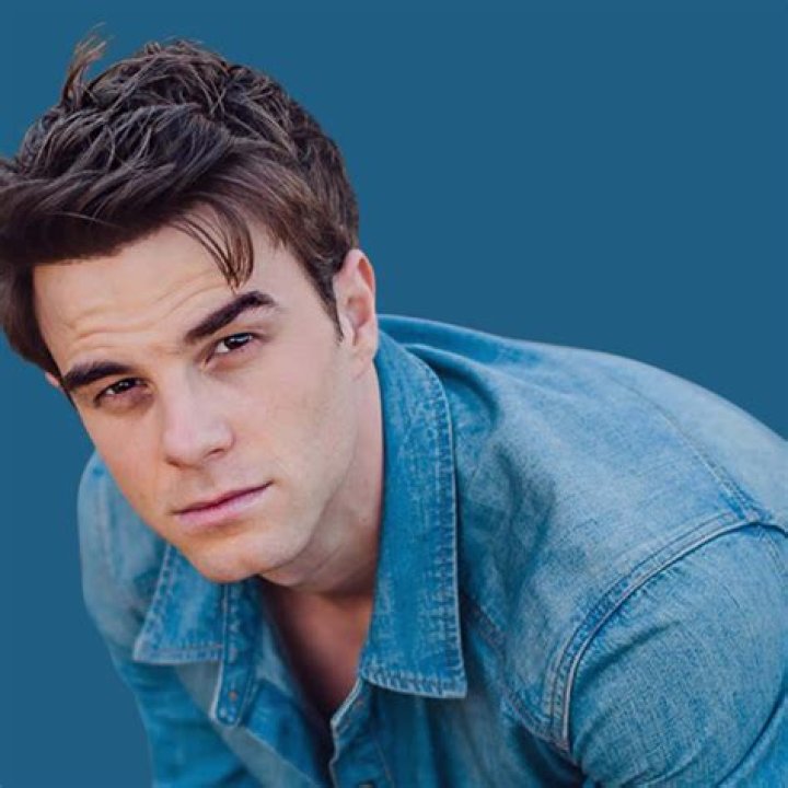 Nathaniel Buzolic photo