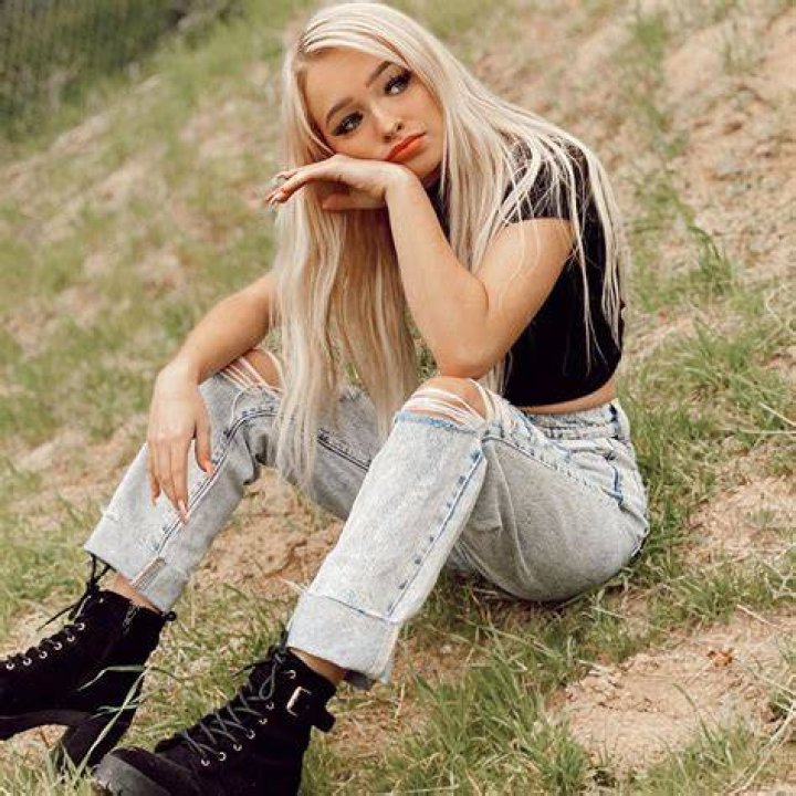 zoe laverne net worth